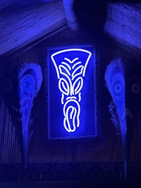 hawaiian tiki neon sign