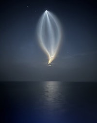 an image of a light coming out of the water